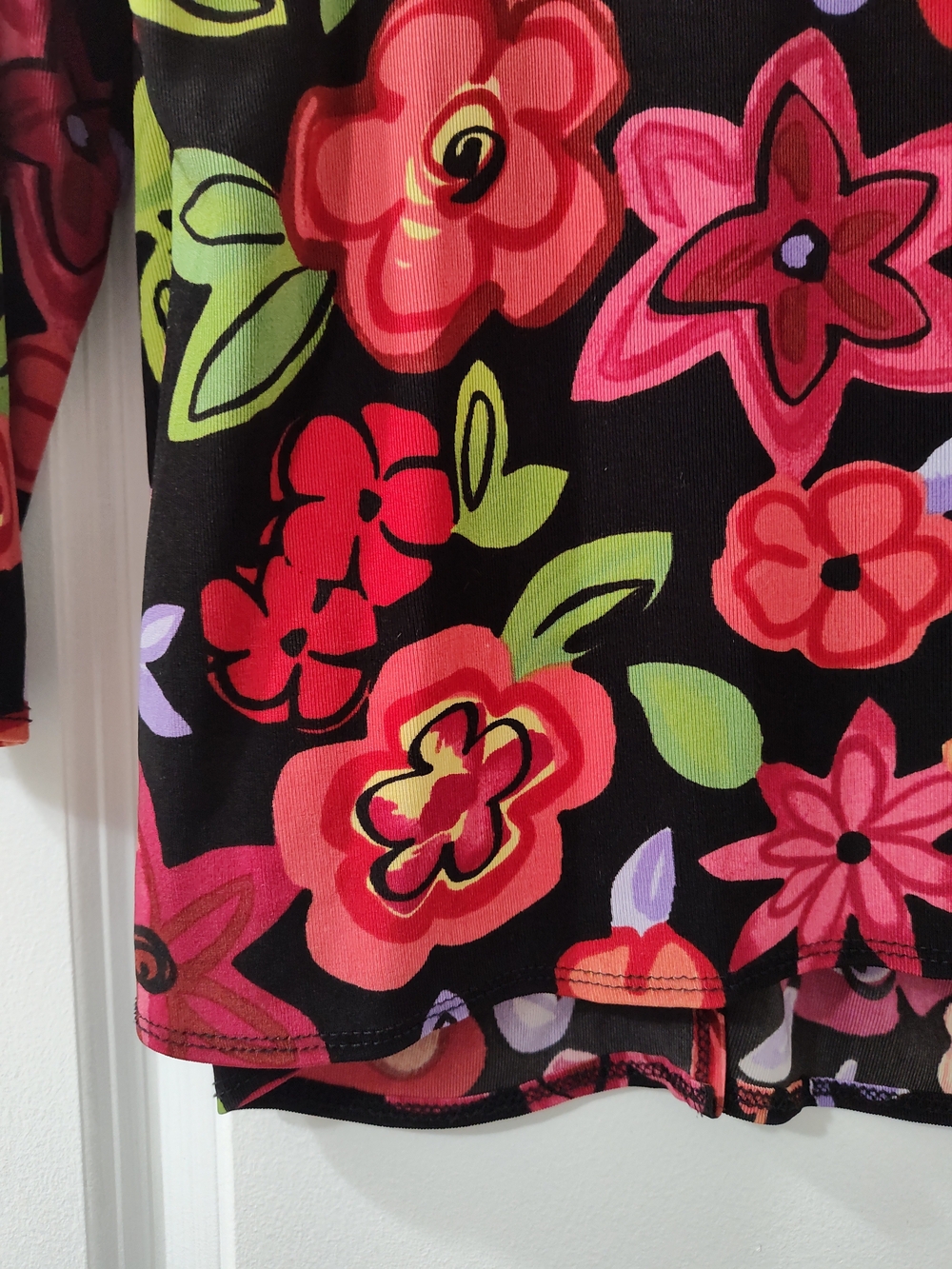 Choices Black Floral V-Neck Tunic with Decorative Brooch Built-in Camisole Vtg - Picture 13 of 14